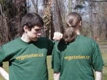 Trika nap. v zelen barv, mlad mu vlevo je vegetarinsk kucha
